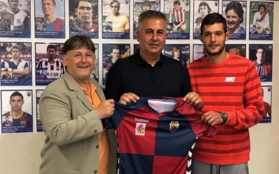Juanjo Beltran (centre), amb el president del Mercantil, Jordi Grané (esquerre), i Carlos López (dreta), en una imatge d'arxiu | CE Mercantil